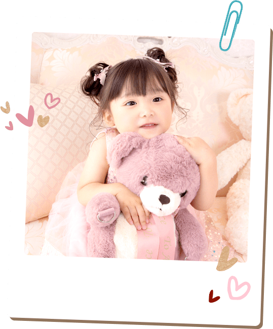 クマの人形を抱える女の子の画像